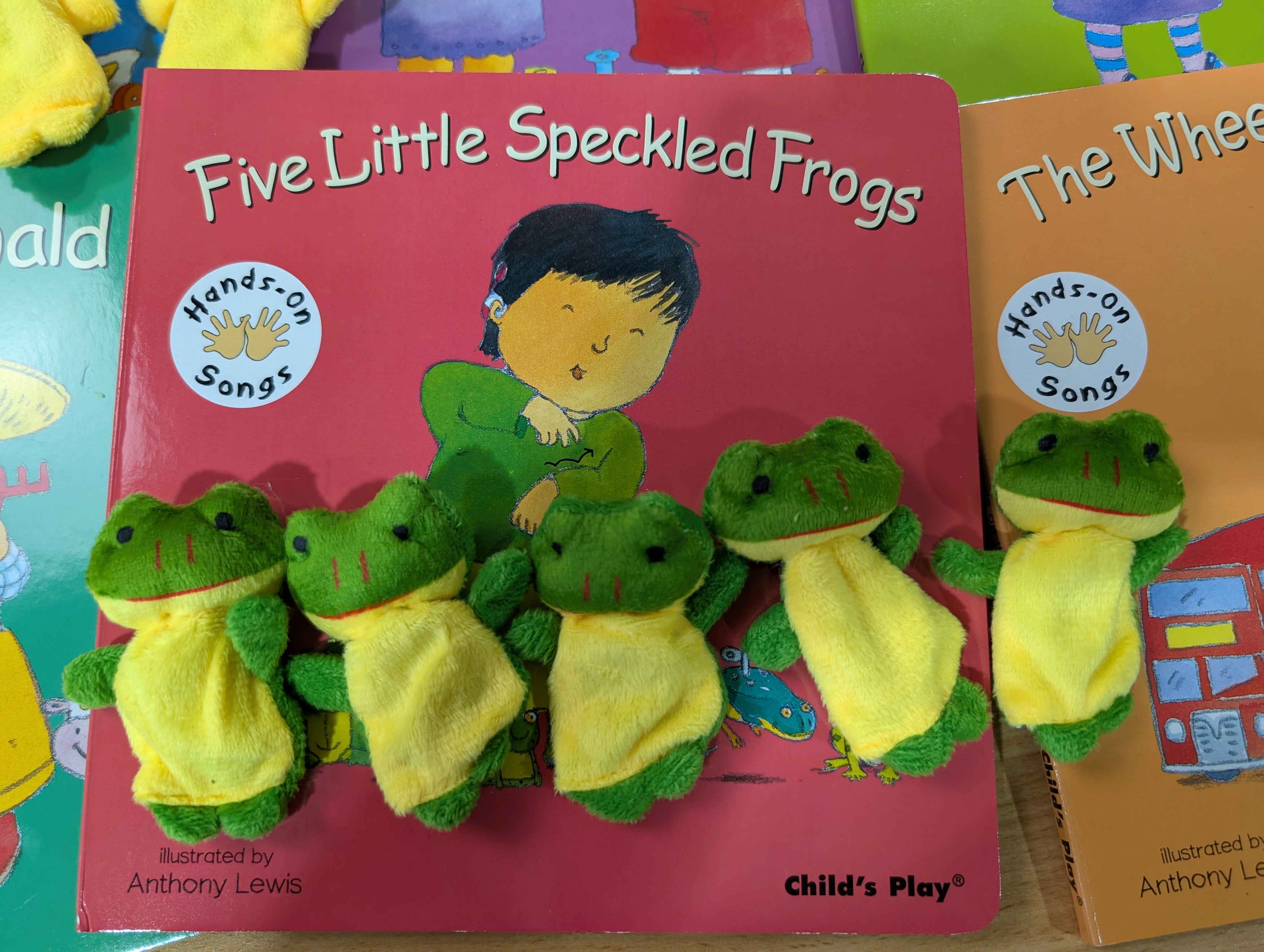 Auslan Nursery Rhyme board book and puppet mega set